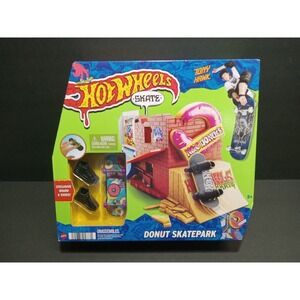 Hot Wheels Skate DONUT SKATEPARK with Exclusive Skateboard and Shoes Toy Set
